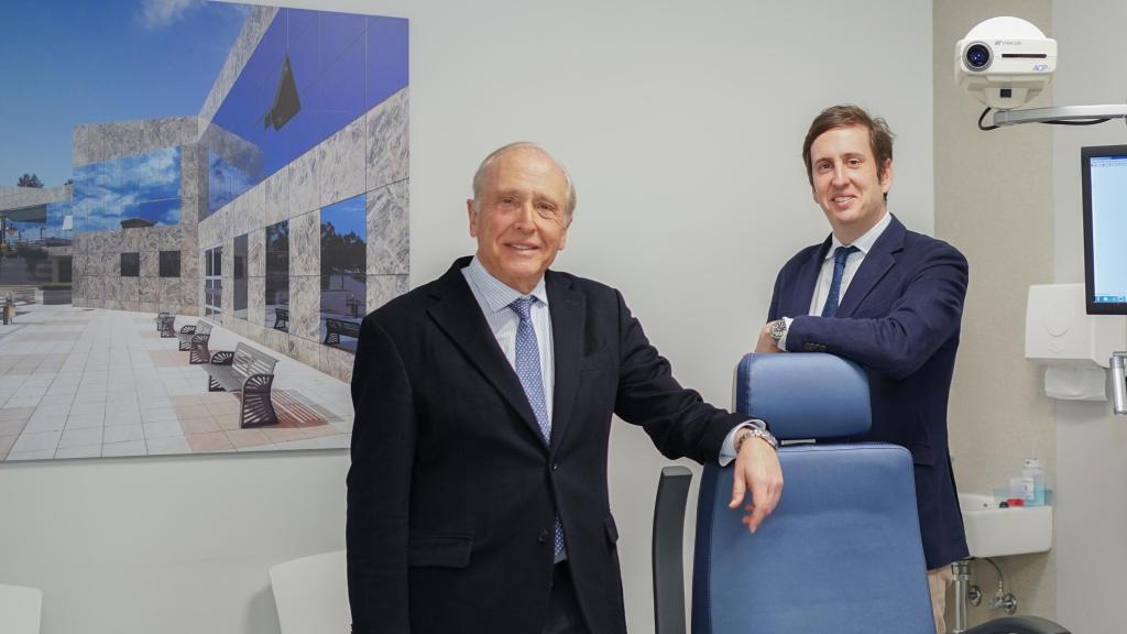 Padre e hijo, Luis Fernández-Vega y Luis Fernández-Vega Cueto-Felgueroso, en una consulta de su Instituto Oftalmológico Fernández-Vega de Madrid.