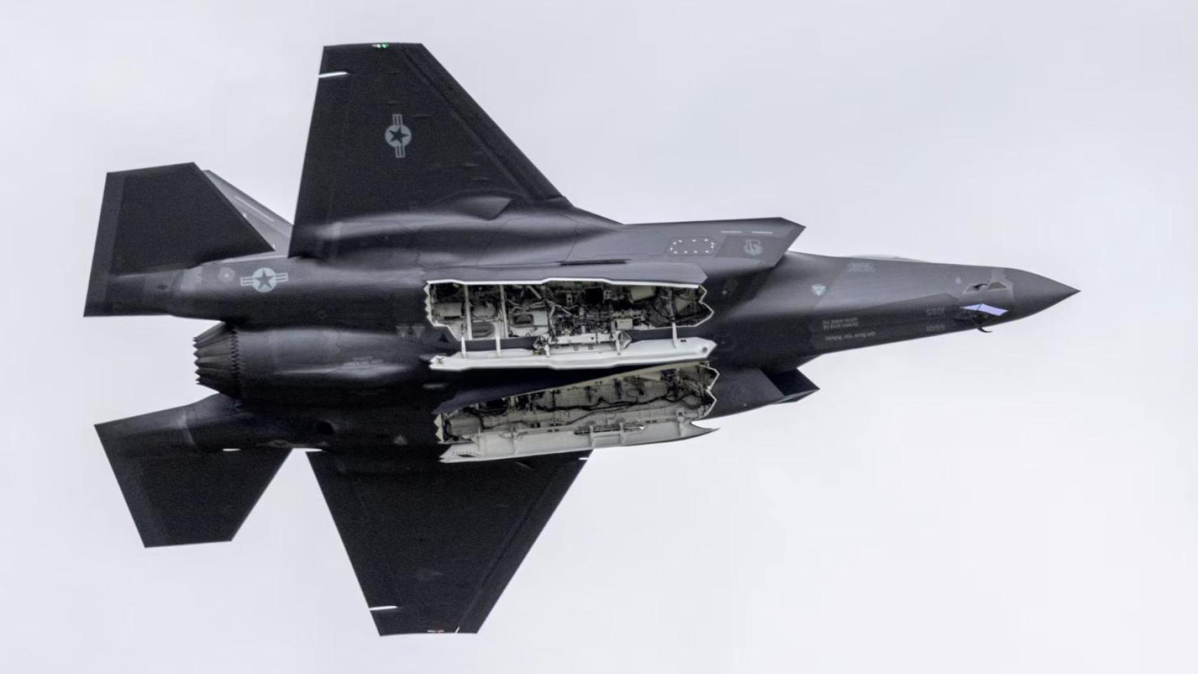 Un caza F-35 de Lockheed Martin durante una demostración en la Exposición Aeroespacial Internacional ILA.