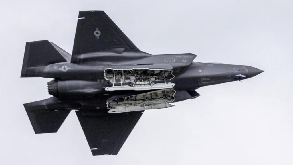 Un instructor estadounidense de cazas F-35, arrestado por entrenar a militares chinos sin autorización