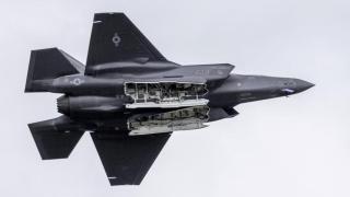 Un instructor estadounidense de cazas F-35, arrestado por entrenar a militares chinos sin autorización