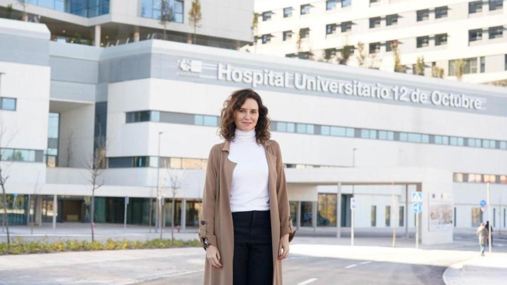 Isabel Díaz Ayuso a la entrada del Hospital 12 de Octubre.
