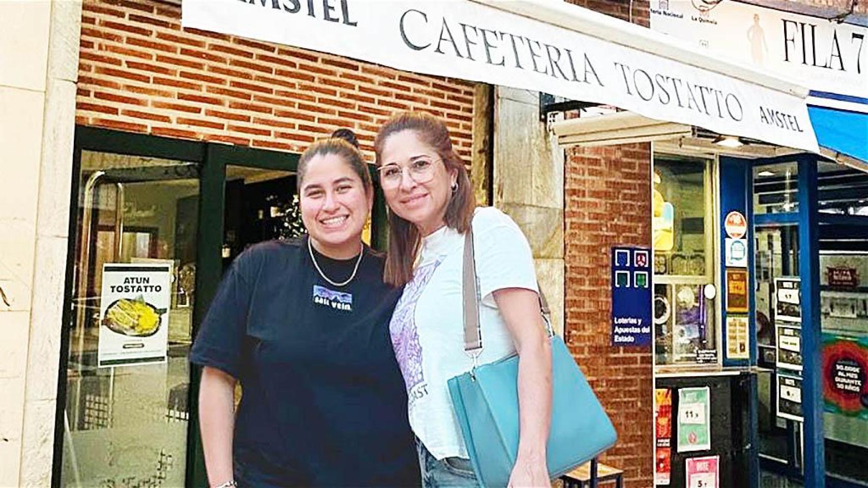 Liz, a la izquierda y Lilia, a la derecha, en su Cafetería Tostatto.