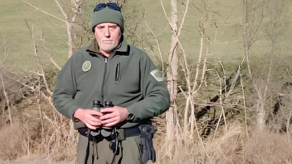 José Antonio García, agente del Medio Natural, de espaldas,