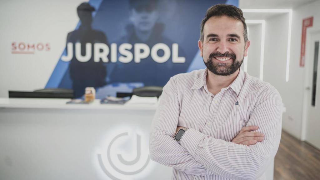 Damián Cantero en la entrada de la academia Jurispol.