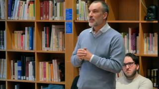 Luis Martínez Sánchez, director del CEIP Apóstolo Santiago en su intervención en el pleno.