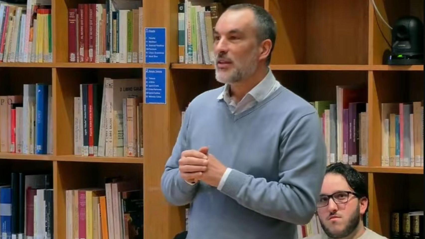 Luis Martínez Sánchez, director del CEIP Apóstolo Santiago en su intervención en el pleno.