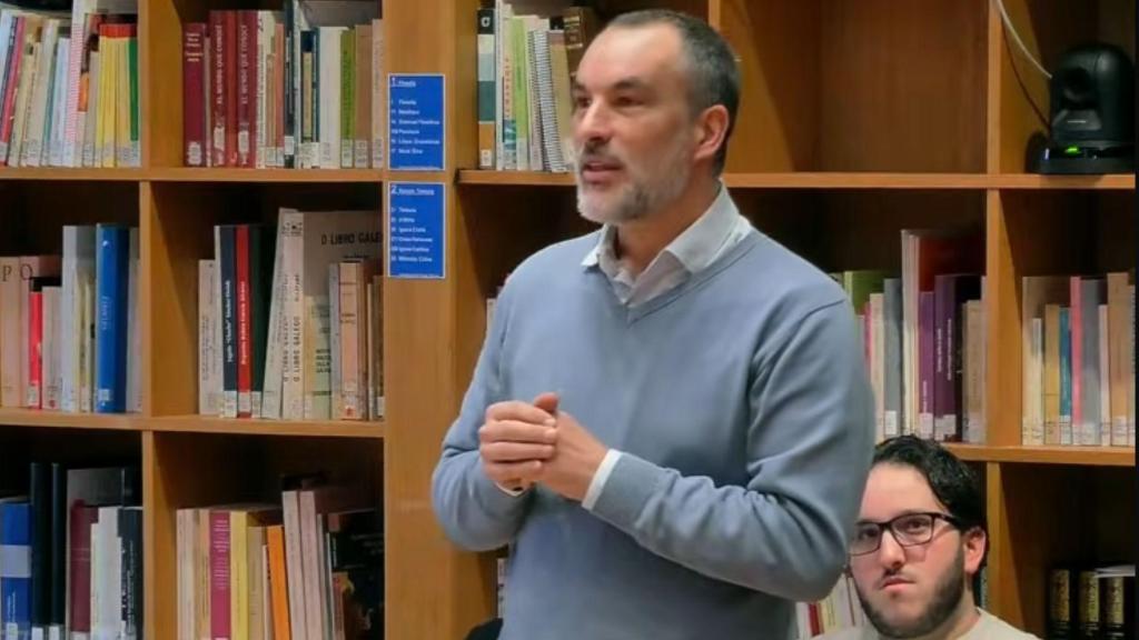 Luis Martínez Sánchez, director del CEIP Apóstolo Santiago en su intervención en el pleno.