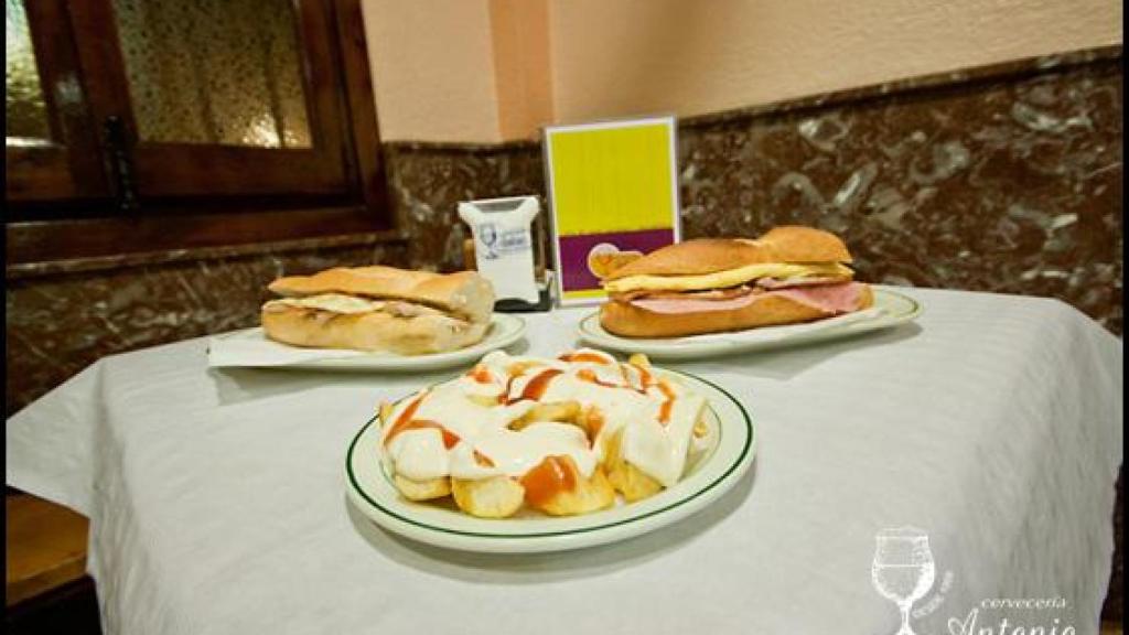 Dos de los bocadillos y una ración de bravas