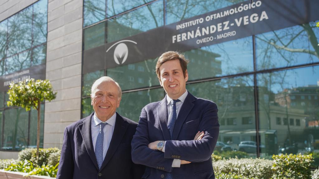 Padre e hijo, Luis Fernández-Vega y Luis Fernández-Vega Cueto-Felgueroso, frente al Instituto Oftalmológico Fernández-Vega de Madrid.