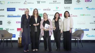De izquierda a derecha, María Porto, directora de María Porto Gallery; Sara Simón Alcorlo, consejera de Igualdad de la Junta de Comunidades de Castilla-La Mancha; Esther Esteban, presidenta ejecutiva de EL ESPAÑOL de Castilla-La Mancha; Rebeca Rubio, vicerrectora de Proyección Universitaria de la Universidad de Castilla-La Mancha (UCLM): y Begoña Pérez 'La Ordenatriz', 'influencer' y creadora de contenido.