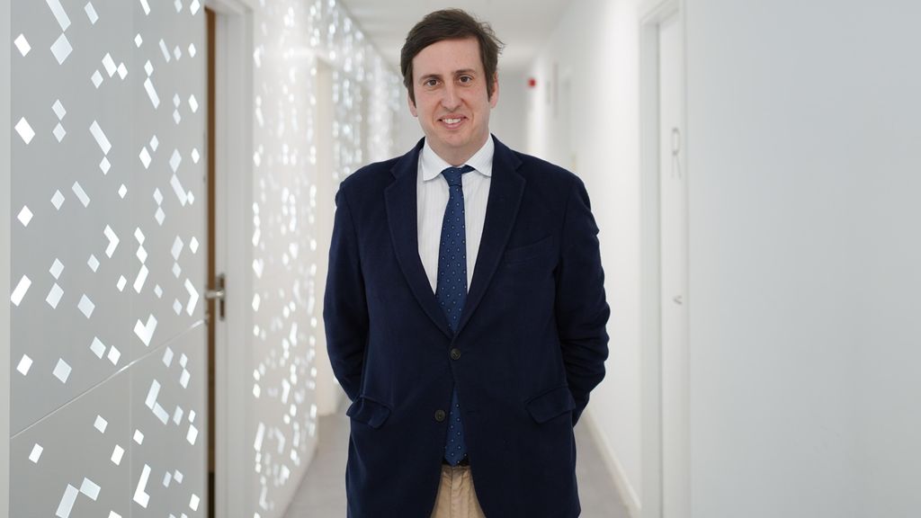 Luis Fernández-Vega Cueto-Felgueroso en los pasillos de la clínica.