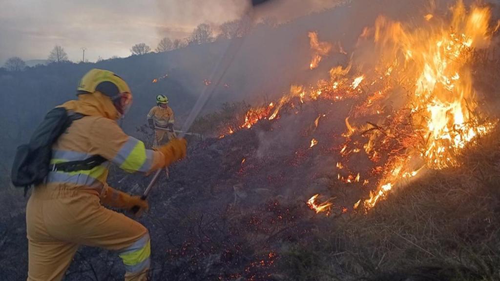 Un bombero trabajando en los incendios forestales activos en Cantabria.