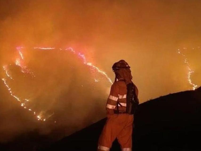 Un bombero trabajando en los incendios forestales activos en Cantabria.