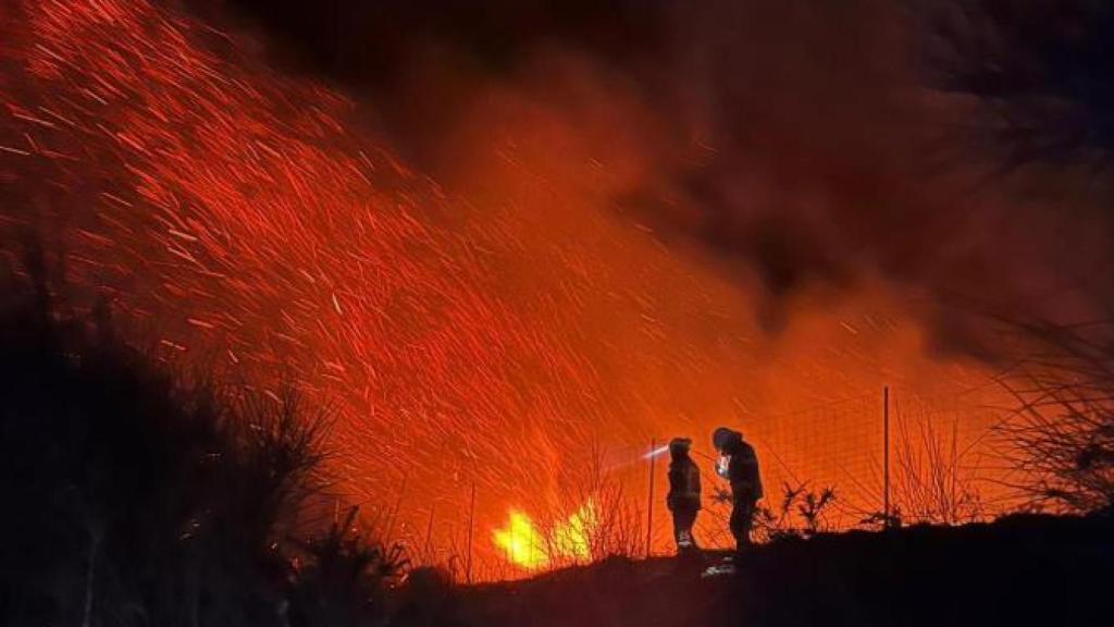Un bombero trabajando en los incendios forestales activos en Cantabria.