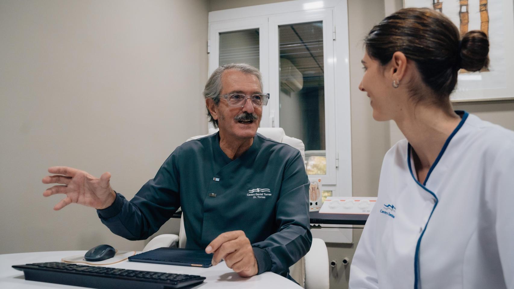 El Dr. Francisco Torres en consulta.