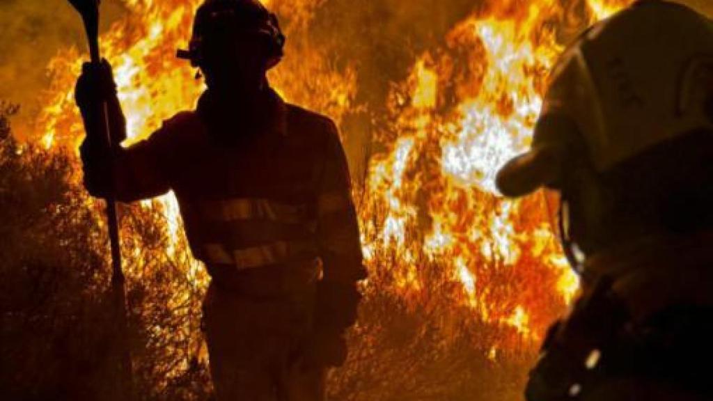 Bomberos trabajando en los incendios forestales activos en Cantabria.