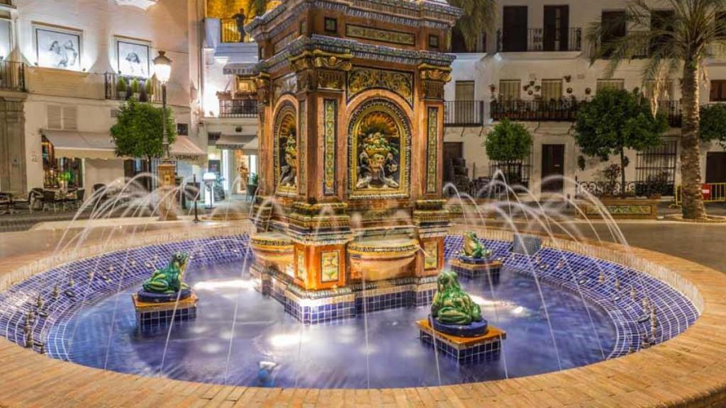 La fuente de las ranas de la Plaza de España de Vejer de la Frontera, en Cádiz.