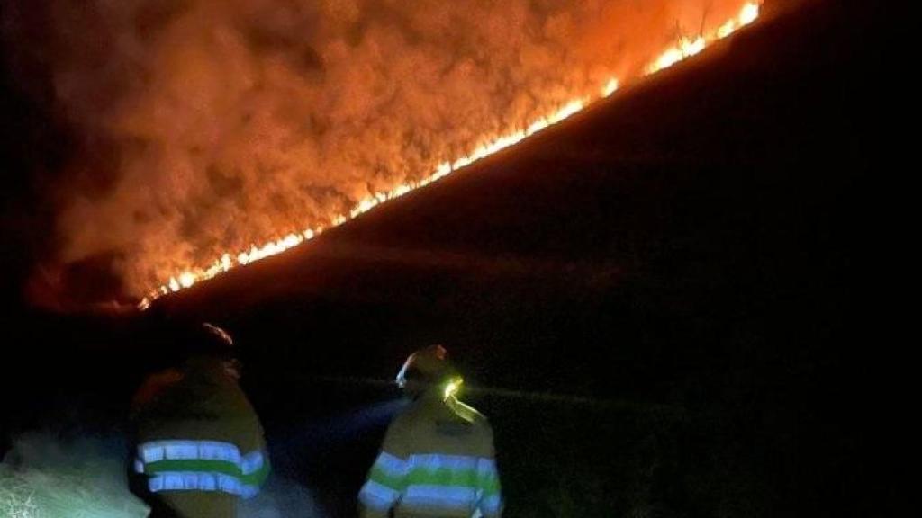 Bomberos en un incendio forestal de Cantabria.