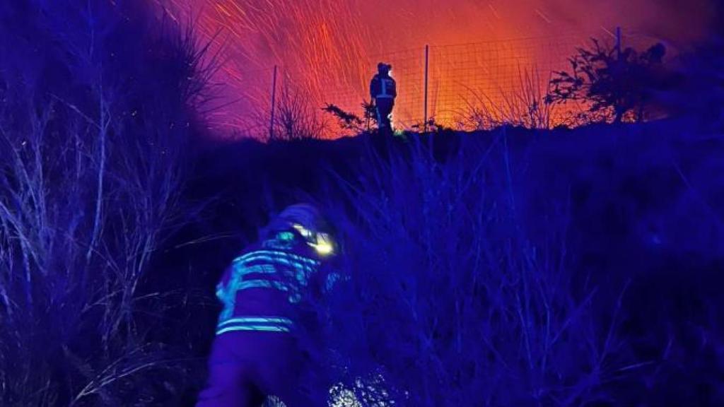 Bomberos trabajando en los incendios forestales de Cantabria.