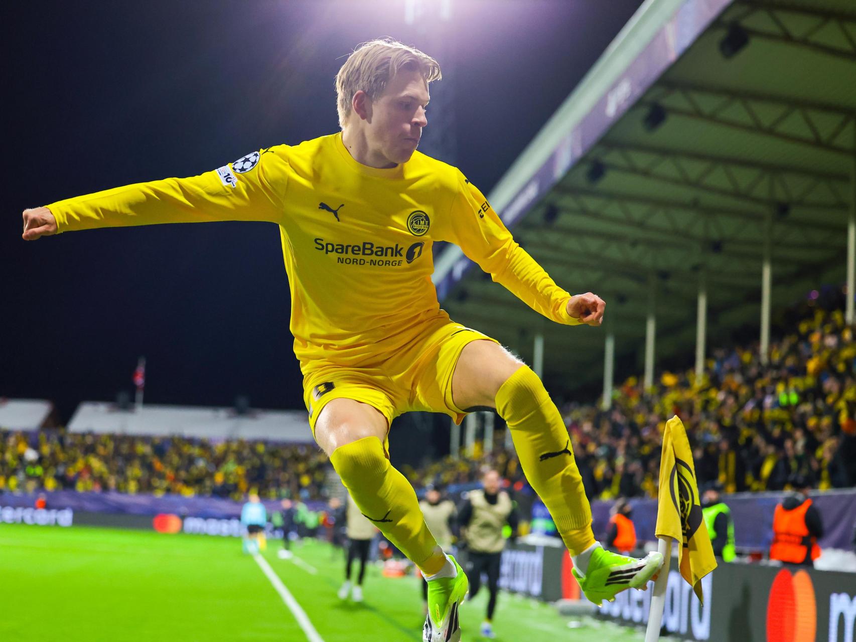 Hauge, del Bodo/Glimt, celebra uno de los goles de su equipo en el playoff ante el Inter.