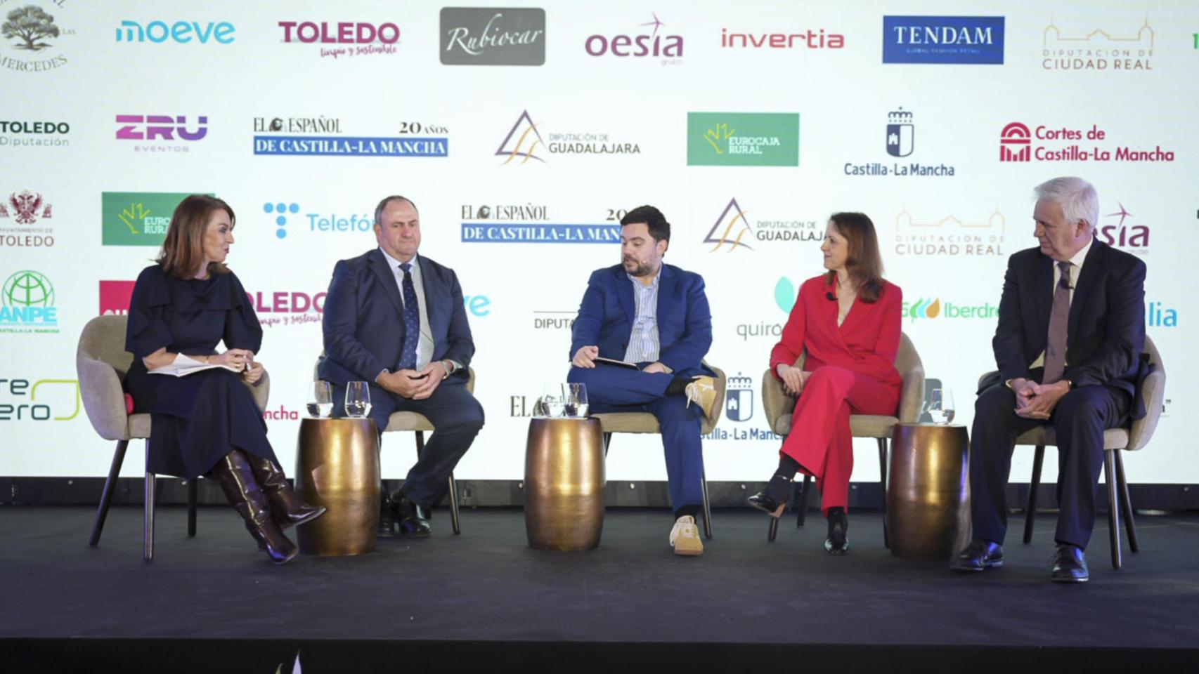 De izquierda a derecha: Blanca Corroto González, presidenta de Asaja Toledo; Julián Martínez Lizán, consejero de Agricultura, Ganadería y Desarrollo Rural de la Junta de Comunidades de Castilla-La Mancha; Arturo Criado, subdirector de EL ESPAÑOL-Invertia; Cristina Maestre, eurodiputada integrante de la Comisión de Agricultura y de la Comisión de Comercio Internacional del Parlamento Europeo y Antonio Martínez Blasco, presidente de la DO Queso Manchego.
