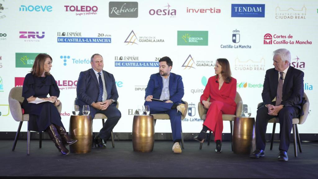 De izquierda a derecha: Blanca Corroto González, presidenta de Asaja Toledo; Julián Martínez Lizán, consejero de Agricultura, Ganadería y Desarrollo Rural de la Junta de Comunidades de Castilla-La Mancha; Arturo Criado, subdirector de EL ESPAÑOL-Invertia; Cristina Maestre, eurodiputada integrante de la Comisión de Agricultura y de la Comisión de Comercio Internacional del Parlamento Europeo y Antonio Martínez Blasco, presidente de la DO Queso Manchego.