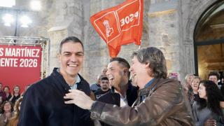 El secretario general del PSOE y presidente del Gobierno de España, Pedro Sánchez, y Carlos Martínez, participan en el acto de inicio de campaña en Burgos