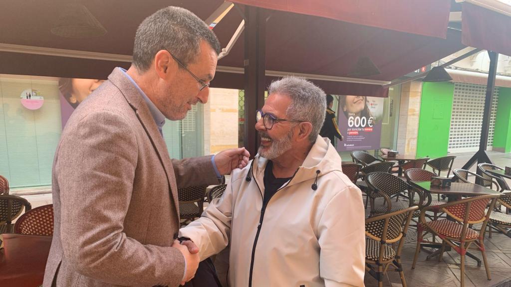 El alcalde, saludando a un vecino de la Línea durante su paseo con EL ESPAÑOL.