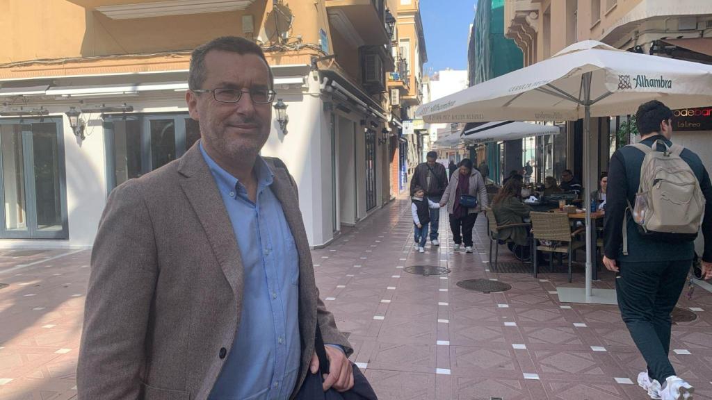 El alcalde de la Línea, en una de las principales arterias comerciales de la localidad.
