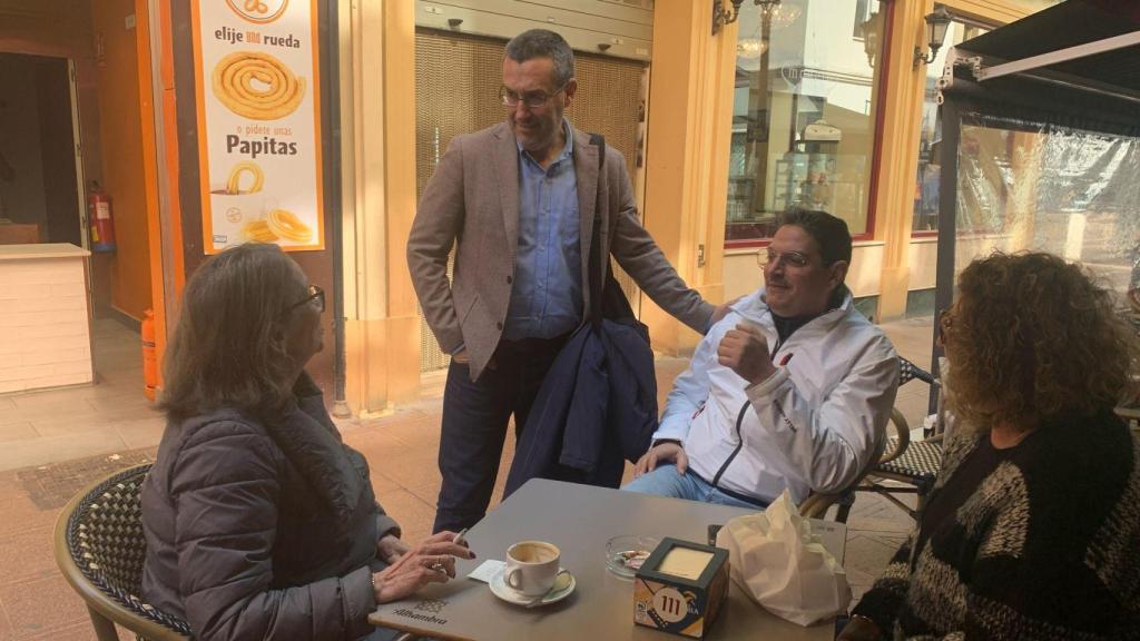 Juan Franco saluda a unos linenses en una terraza de hostelería.