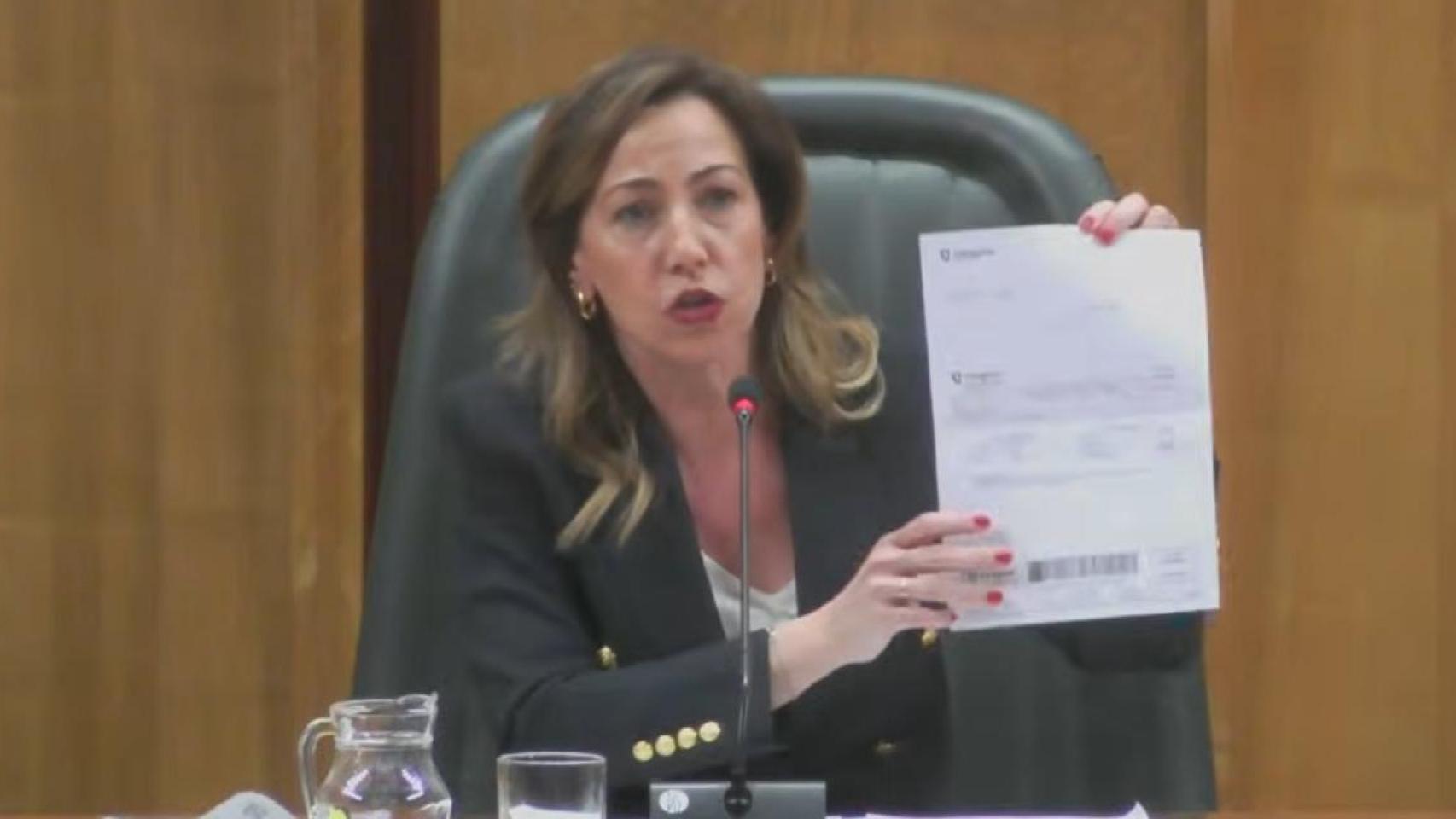 La alcaldesa de Zaragoza enseñando la multa en el pleno celebrado este jueves.