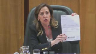 La alcaldesa de Zaragoza enseñando la multa en el pleno celebrado este jueves.