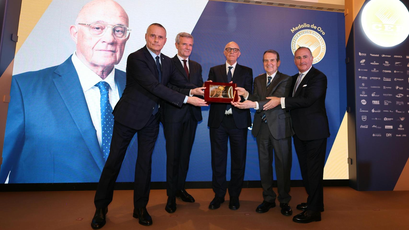 Entrega de la Medalla de Oro de la CEP al presidente del Banco Sabadell, Josep Oliu