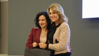Elena Albalat y Susana Camarero, en el traspaso de carteras. GVA