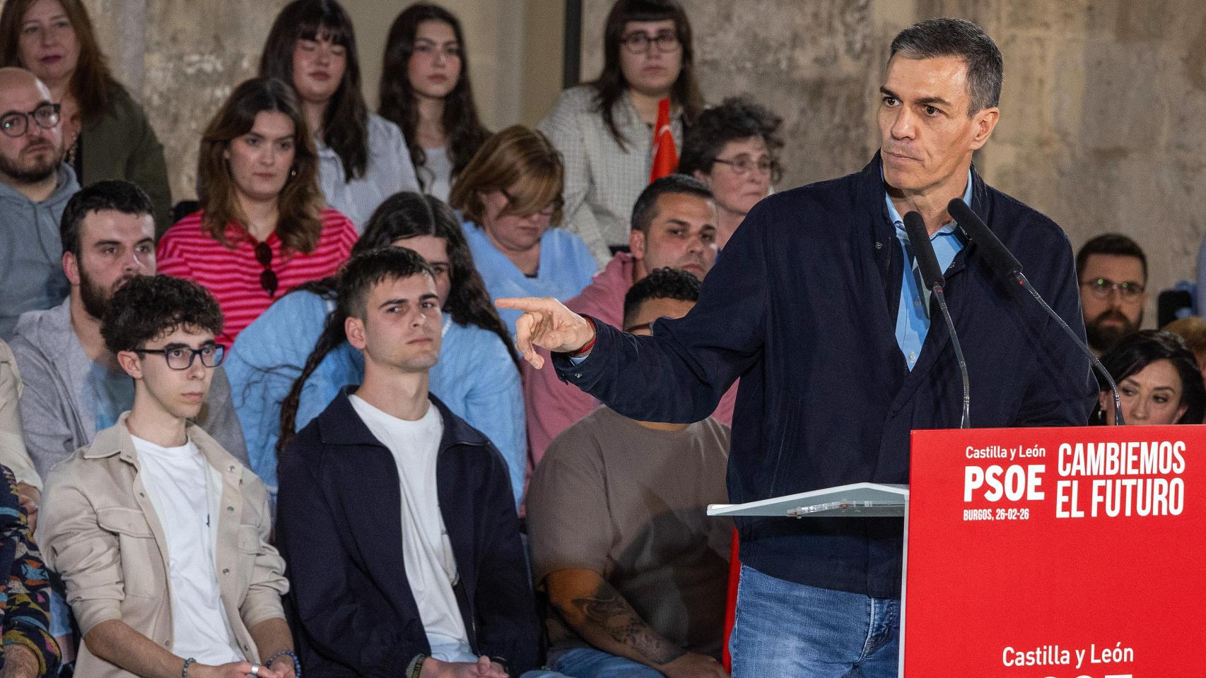 El presidente del gobierno, Pedro Sánchez, interviene durante el acto en Brugo de inicio de la campaña electoral para el 15-M.