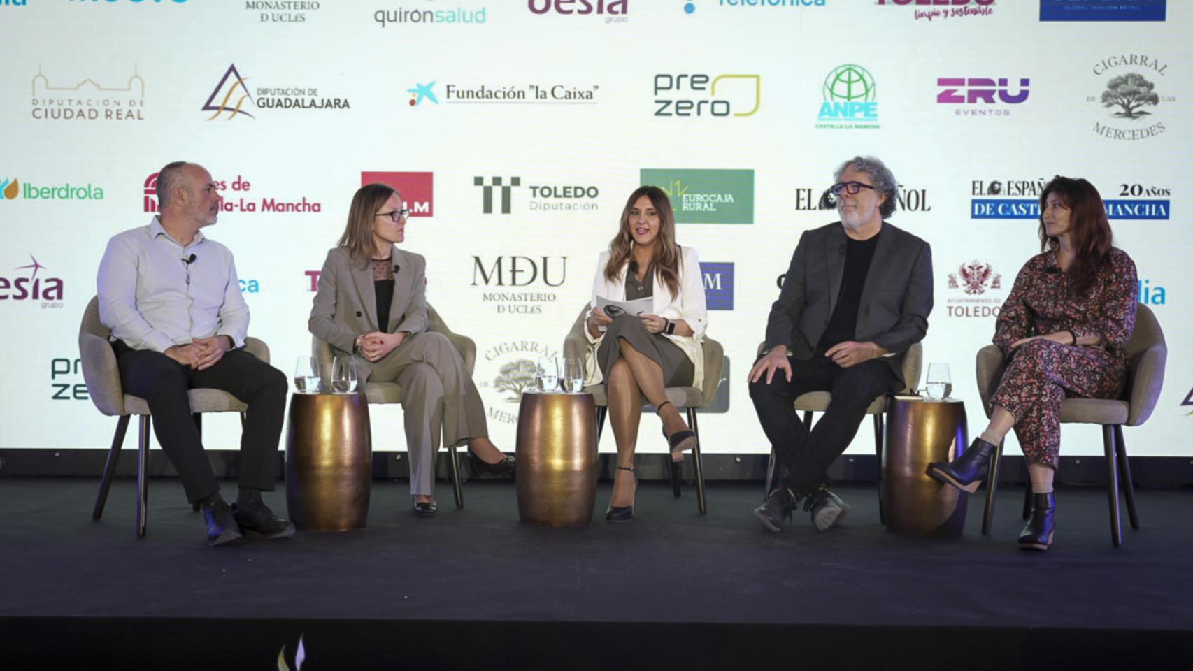 Miguel Viguria, director del Centro Ecoturismo Barbatona y vicepresidente de la Asociación Castellanomanchega de Turismo Activo y Ecoturismo; Arantxa Pérez Gil, directora general de Turismo, Comercio y Artesanía de la Junta de Comunidades de Castilla-La Mancha; Isabel G. Villota, redactora de EL ESPAÑOL de Castilla-La Mancha; David Pérez, director artístico y ejecutivo del Proyecto Cultural Monasterio de Uclés y director ejecutivo de la Fundación Fernando Núñez y Horten Espinosa, directora adjunta de Encomienda de Cervera en el V Foro Económico de EL ESPAÑOL de Castilla-La Mancha, celebrado en el toledano Cigarral de las Mercedes.