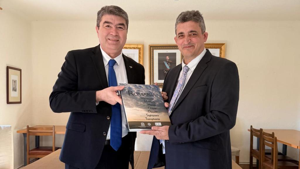 El alcalde de Fuente el Olmo de Fuentidueña, Francisco Javier Andrés Velasco, y el cónsul general de Rumanía en Madrid, Florea-Tiberiu Trifan.
