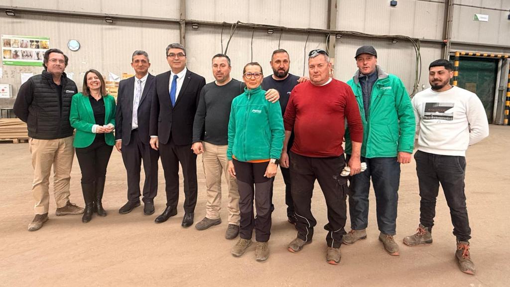 El personal de Planasa durante la visita del cónsul general de Rumanía.
