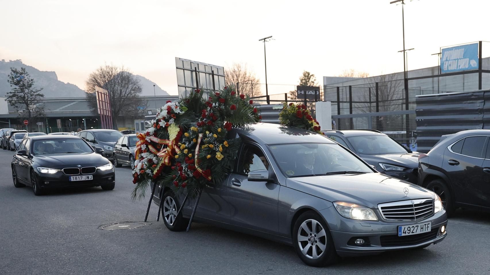 El coche fúnebre con los restos mortales del golpista Antonio Tejero, a su llegada al Tanatorio Crematorio La Costera (Xátiva). Efe/ Kai Försterling