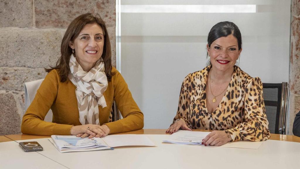 La conselleira de Medio Ambiente e Cambio Climático, Ángeles Vázquez, reunida con la alcaldesa de Mos, Nidia Arévalo
