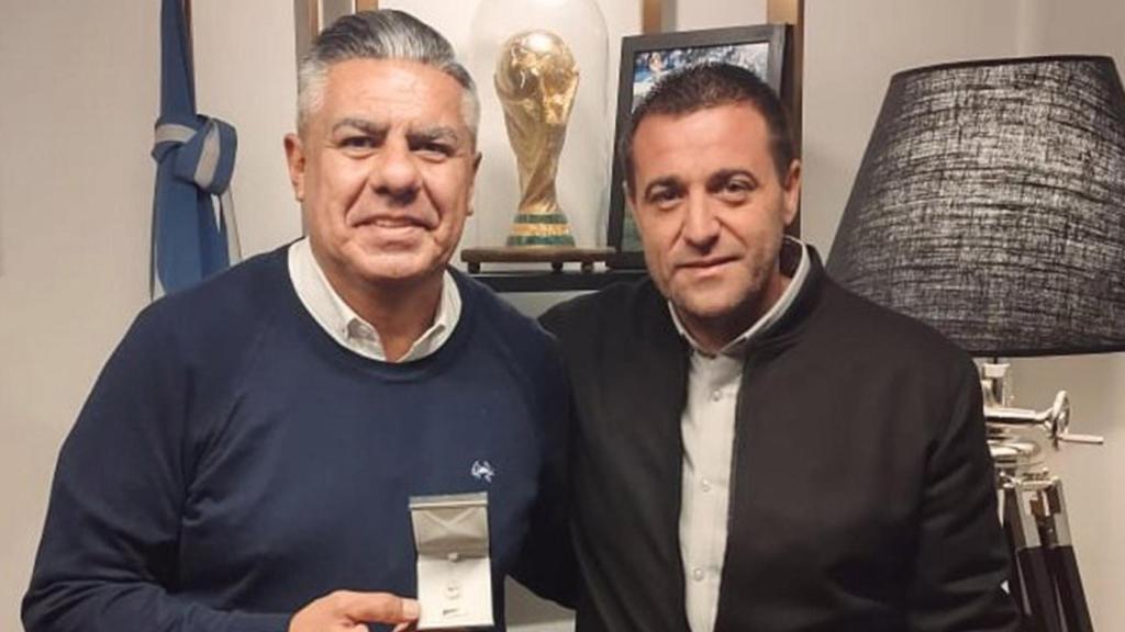 Chiqui Tapia y Pablo Toviggino, en una imagen de archivo, con una réplica de la Copa del Mundo de fondo