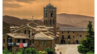 Al fondo, la iglesia de Aínsa (Huesca), pueblo medieval del Pirineo aragonés.
