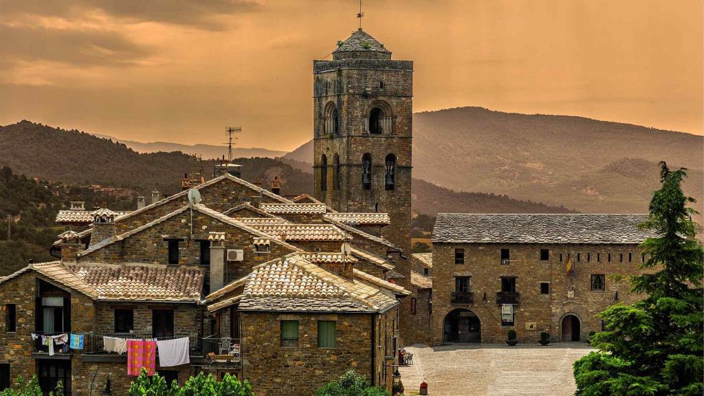 Al fondo, la iglesia de Aínsa (Huesca), pueblo medieval del Pirineo aragonés.