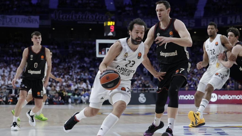 Llull se escapa con el balón en su poder.