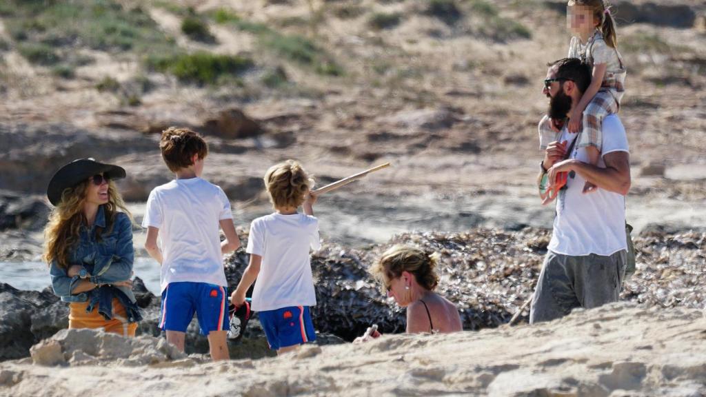 Botja Thyssen y Blanca Cuesta con tres de sus hijos en Formentera. Verano 2019.