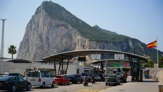Frontera entre España y el territorio del Peñón de Gibraltar, desde en La Línea de la Concepción (Cádiz), el pasado junio, cuando se anunció el acuerdo político.