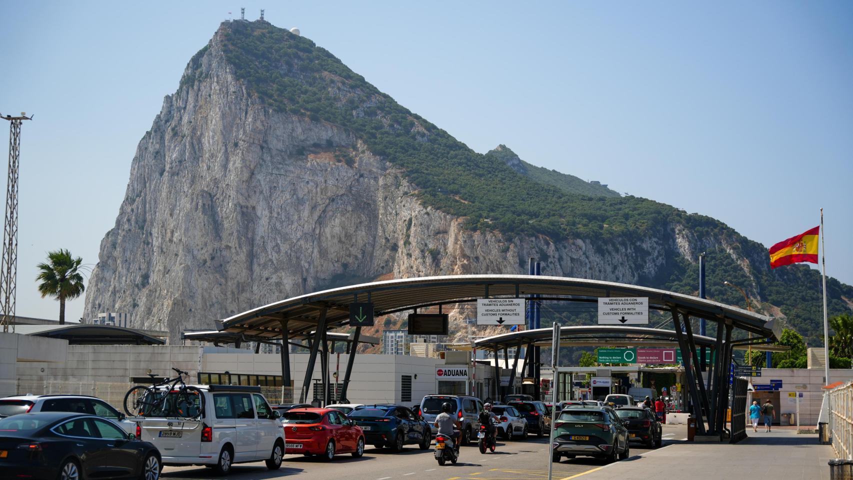 Frontera entre España y el territorio del Peñón de Gibraltar, desde en La Línea de la Concepción (Cádiz), el pasado junio, cuando se anunció el acuerdo político.