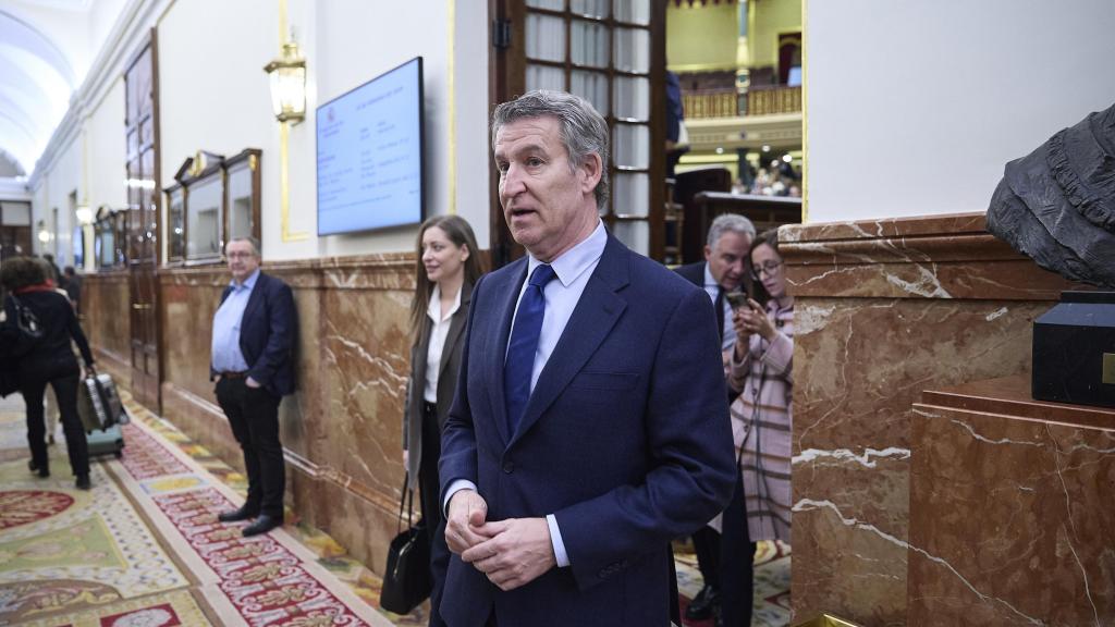 El presidente del PP, Alberto Núñez Feijóo, a su salida del pleno del Congreso de los Diputados.