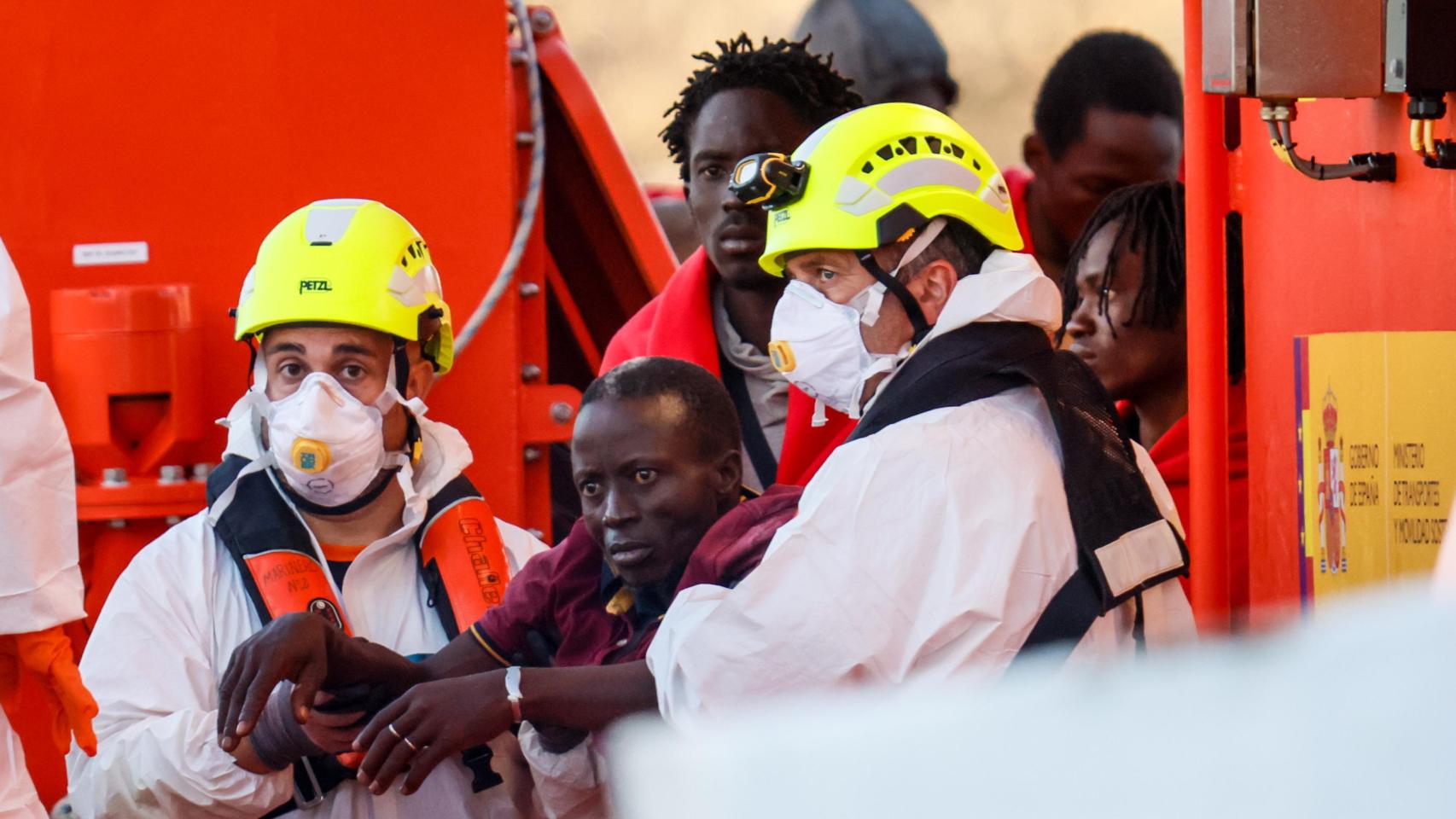 Varios migrantes son rescatados y trasladados por Salvamento Marítimo al puerto de Arguineguín, en Gran Canaria.
