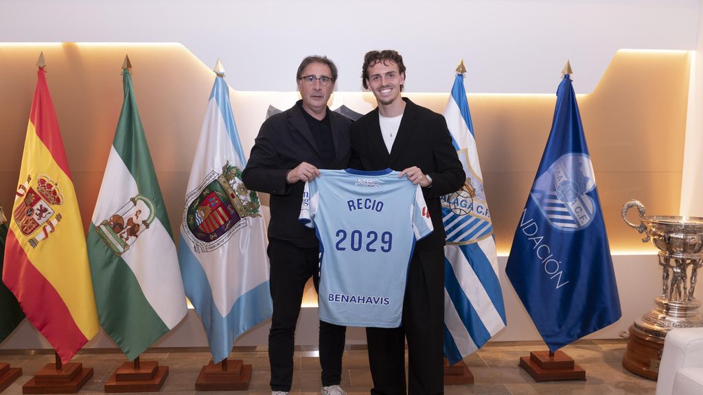 Ángel Recio, jugador del Málaga CF, junto a Loren Juarros.